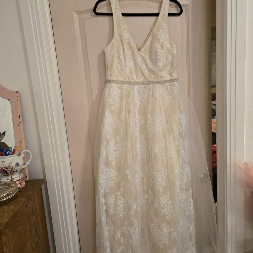 Lulu's Ivory Lace Wedding Gown - Picture 2 of 7